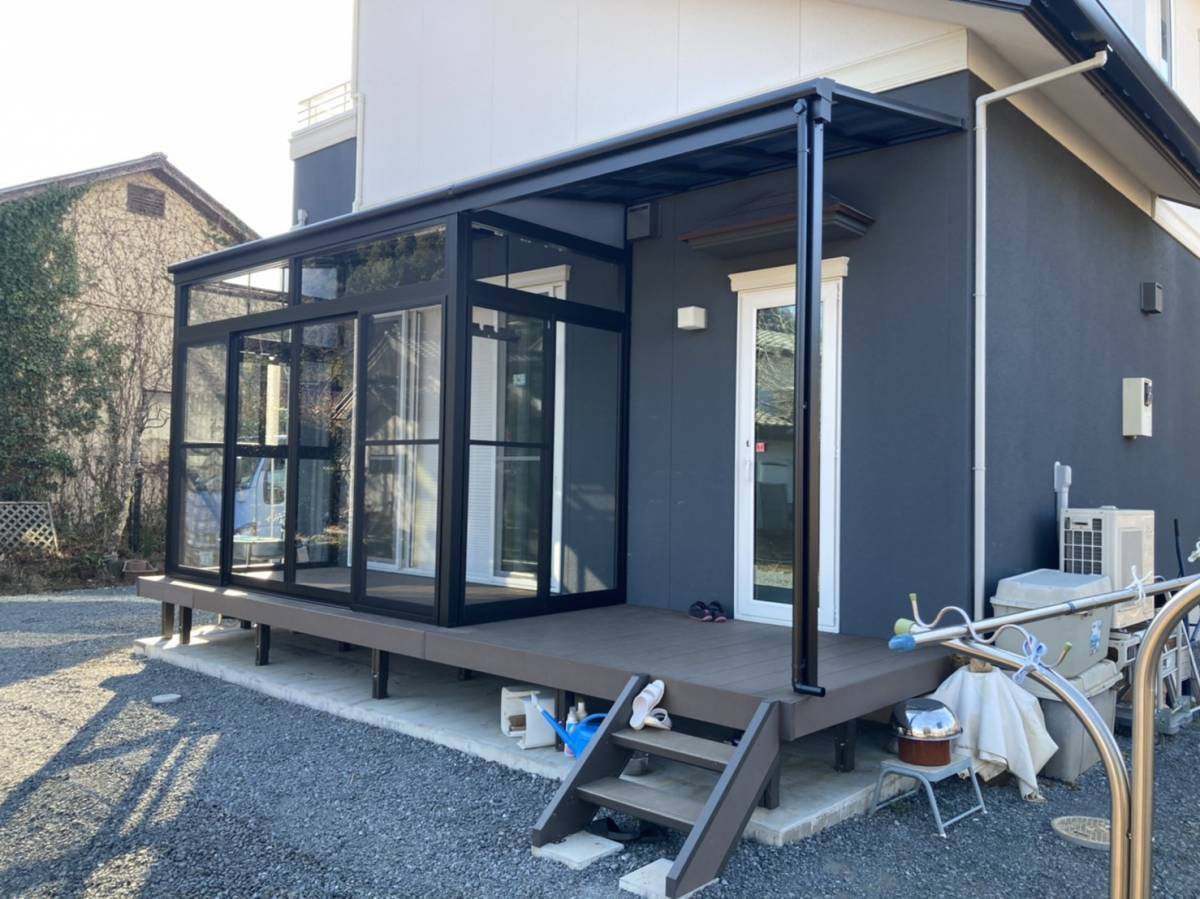 イソベトーヨー住器の山梨県大月市　テラス囲い（サニージュ）の施工例　花粉のこの時期、特にお勧めです(^^♪の施工後の写真2