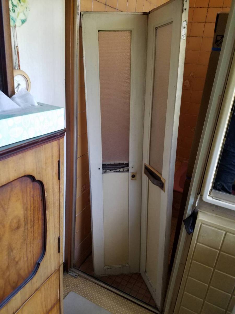 イソベトーヨー住器の山梨県中央市　浴室中折れドア取付けの施工例　安価でスピード施工　お勧めの浴室入口ドアですの施工前の写真1