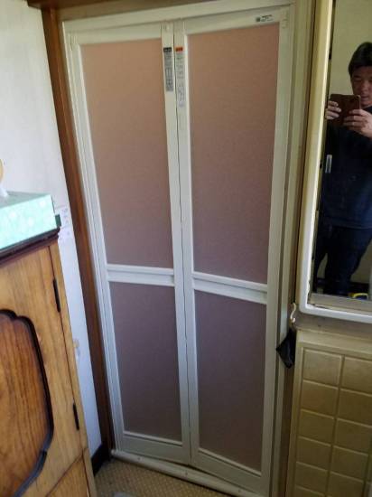 イソベトーヨー住器の山梨県中央市　浴室中折れドア取付けの施工例　安価でスピード施工　お勧めの浴室入口ドアです施工事例写真1