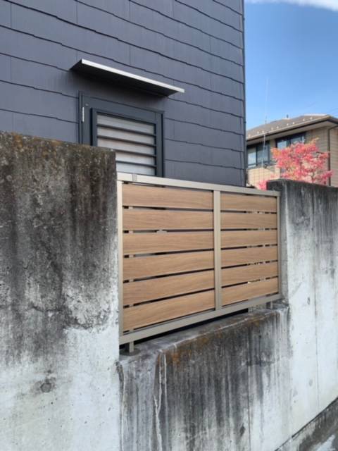 イソベトーヨー住器の山梨県甲斐市　フェンス取付けの施工例　適度にプライバシーを守りながら、風と光を通すデザインですの施工後の写真2