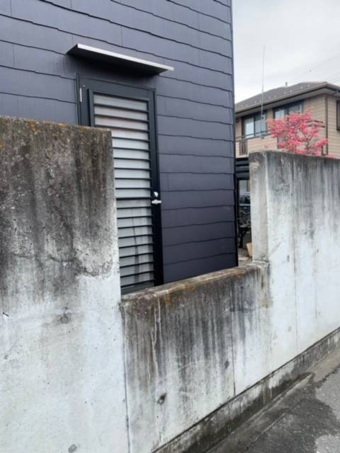 イソベトーヨー住器の山梨県甲斐市　フェンス取付けの施工例　適度にプライバシーを守りながら、風と光を通すデザインですの施工前の写真2
