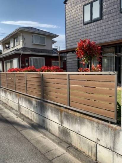 イソベトーヨー住器の山梨県甲斐市　フェンス取付けの施工例　適度にプライバシーを守りながら、風と光を通すデザインです施工事例写真1