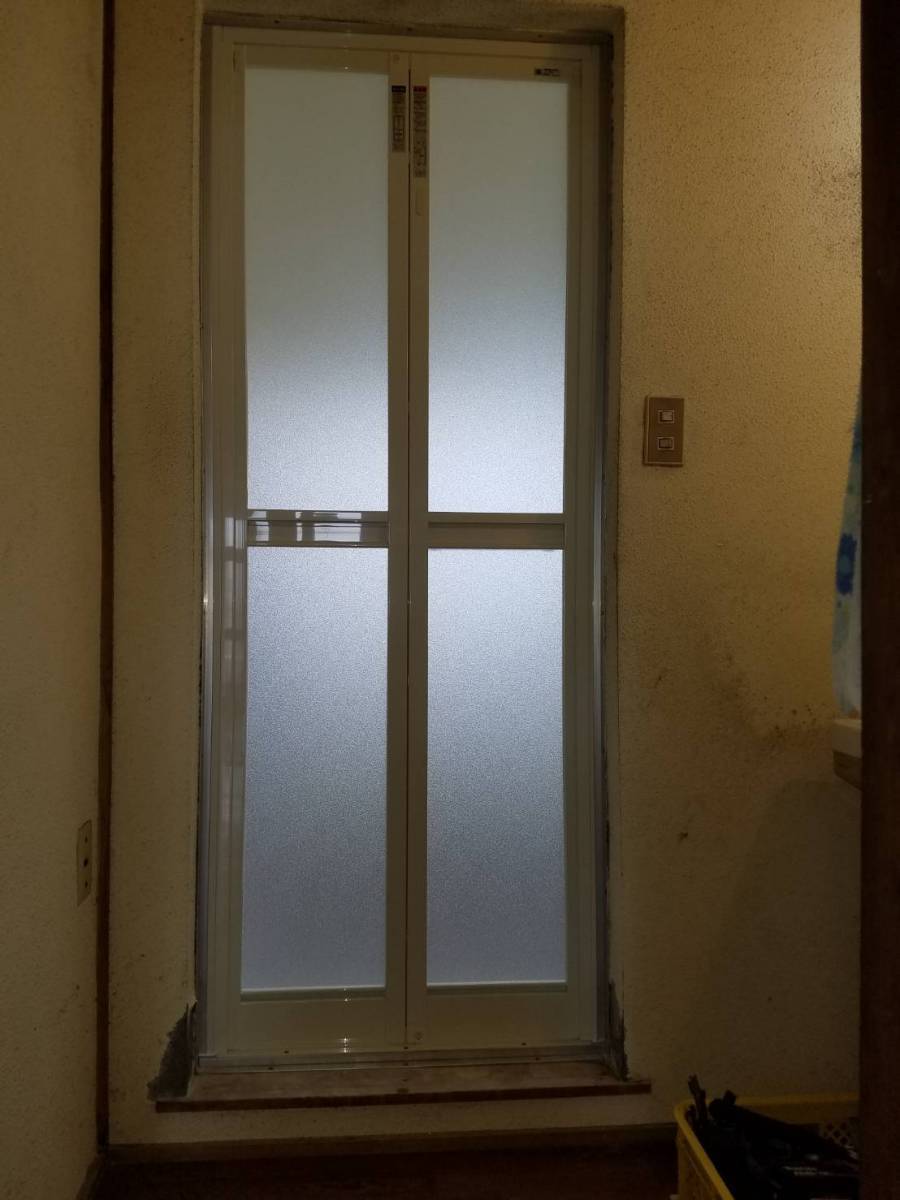 イソベトーヨー住器の山梨県甲斐市　浴室中折れドア取替　お風呂のドアをリフォームしませんか？の施工後の写真1