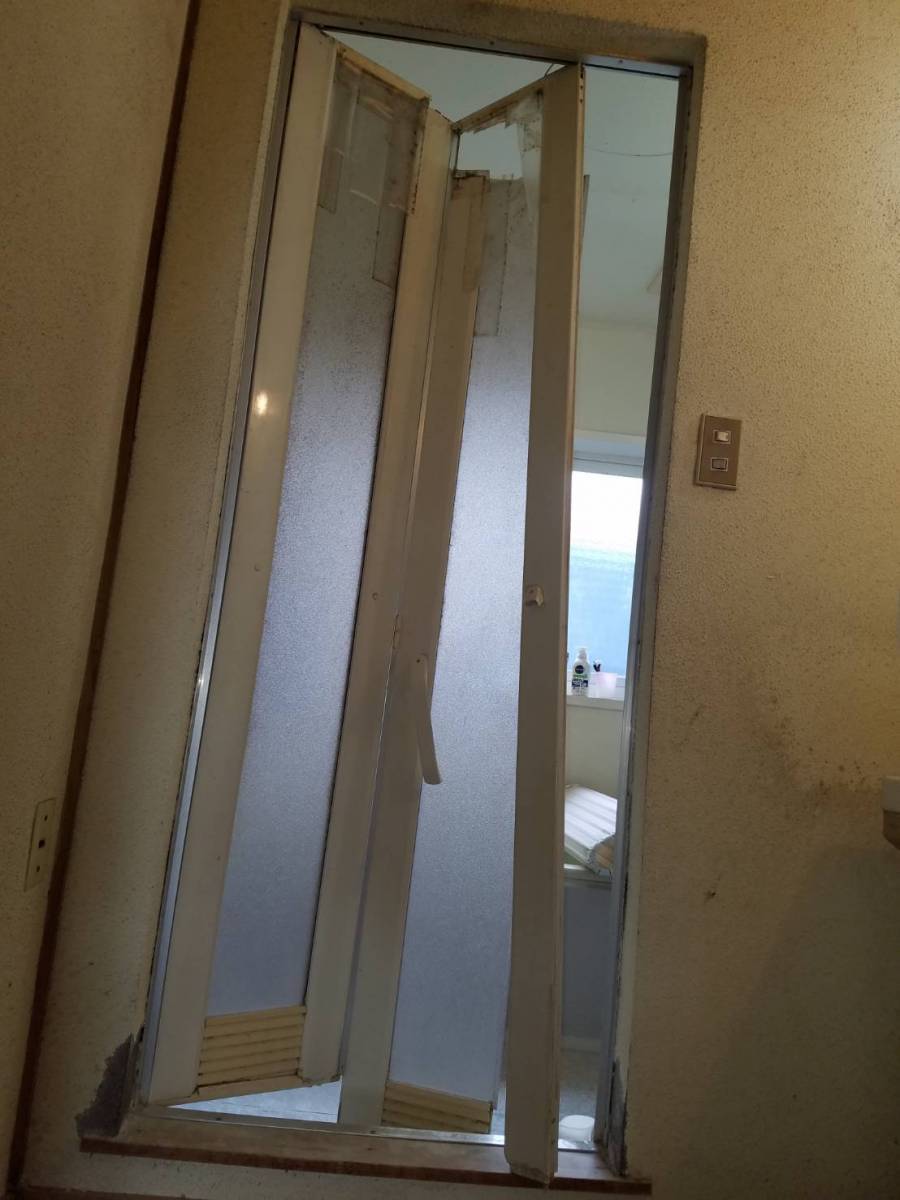 イソベトーヨー住器の山梨県甲斐市　浴室中折れドア取替　お風呂のドアをリフォームしませんか？の施工前の写真1