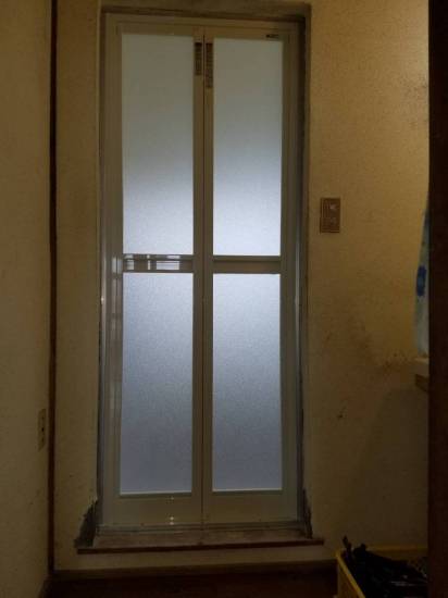 イソベトーヨー住器の山梨県甲斐市　浴室中折れドア取替　お風呂のドアをリフォームしませんか？施工事例写真1