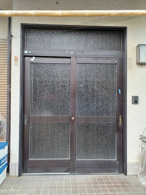 イソベトーヨー住器の山梨県笛吹市八代町　玄関引戸リフォームの施工例の施工前の写真1