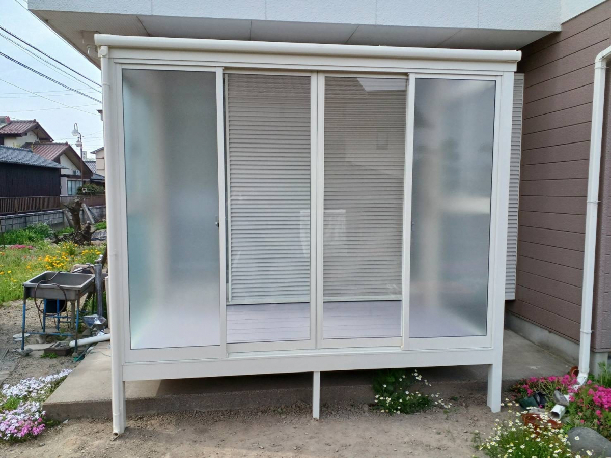 イソベトーヨー住器の山梨県甲斐市西八幡 テラス囲い(サンルーム)の施工例 雨でも安心して洗濯物が干せますの施工後の写真1