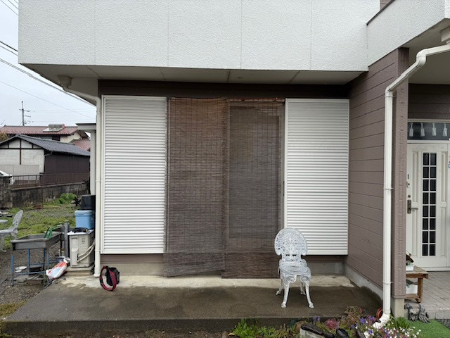 イソベトーヨー住器の山梨県甲斐市西八幡 テラス囲い(サンルーム)の施工例 雨でも安心して洗濯物が干せますの施工前の写真1