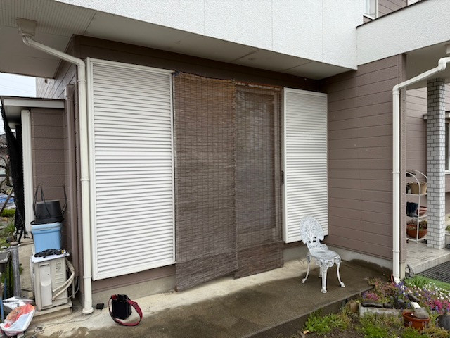 イソベトーヨー住器の山梨県甲斐市西八幡 テラス囲い(サンルーム)の施工例 雨でも安心して洗濯物が干せますの施工前の写真2
