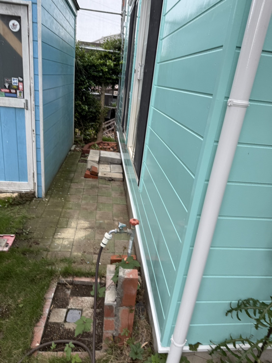 イソベトーヨー住器の笛吹市八代町 バルコニー取付の施工例の施工前の写真1