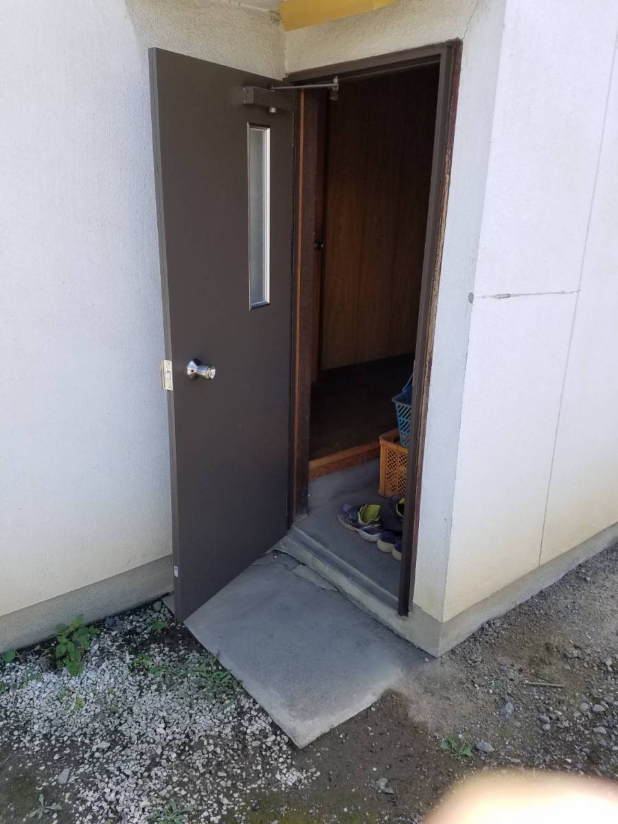 イソベトーヨー住器の山梨県甲府市　アパート玄関ドア取替の施工例　壁を壊さずにリフォームできます‼の施工後の写真2