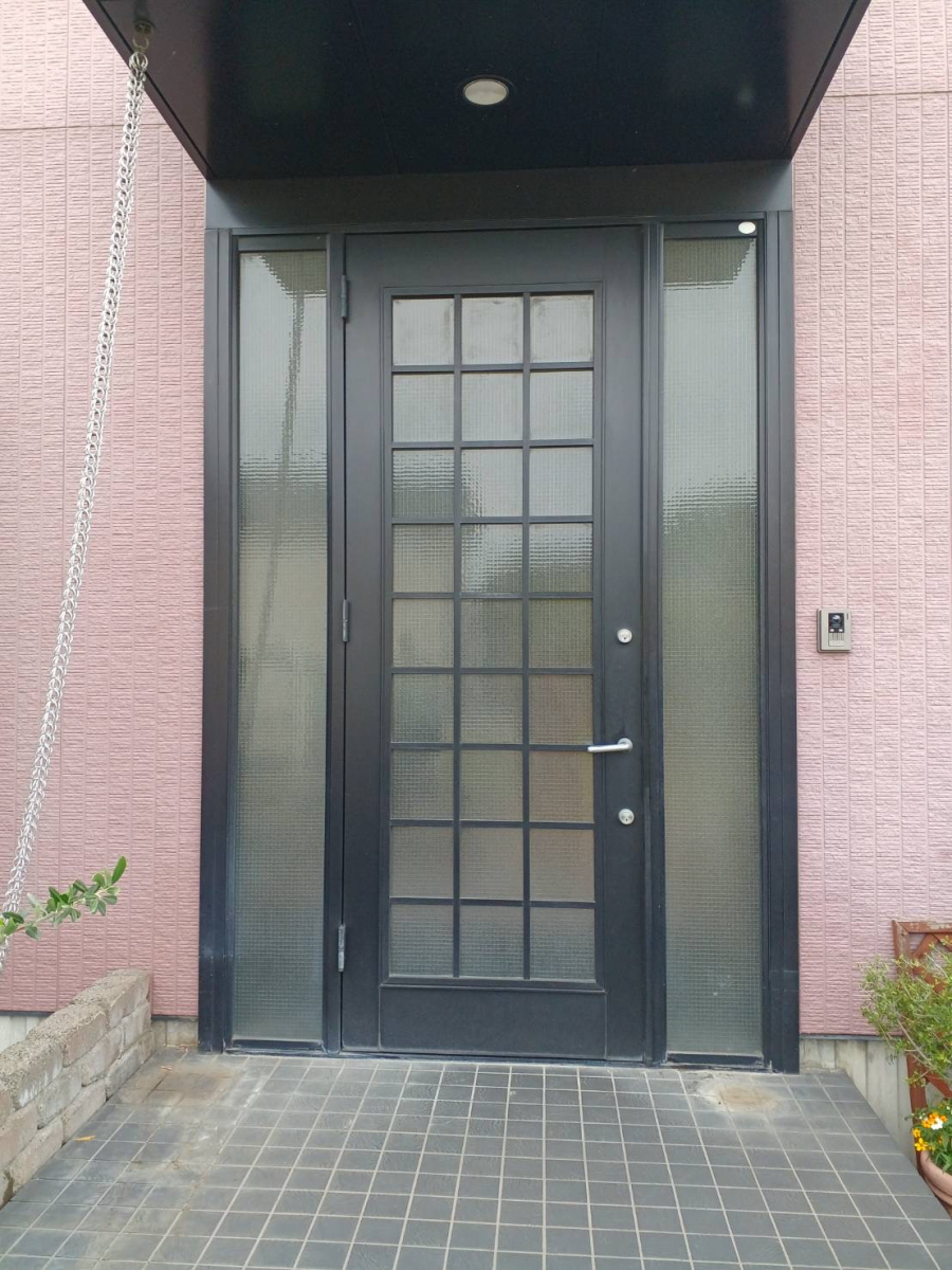 イソベトーヨー住器の山梨県甲斐市篠原 玄関ドアリフォームの施工例 たった1日でリフォームが完了しますの施工前の写真1