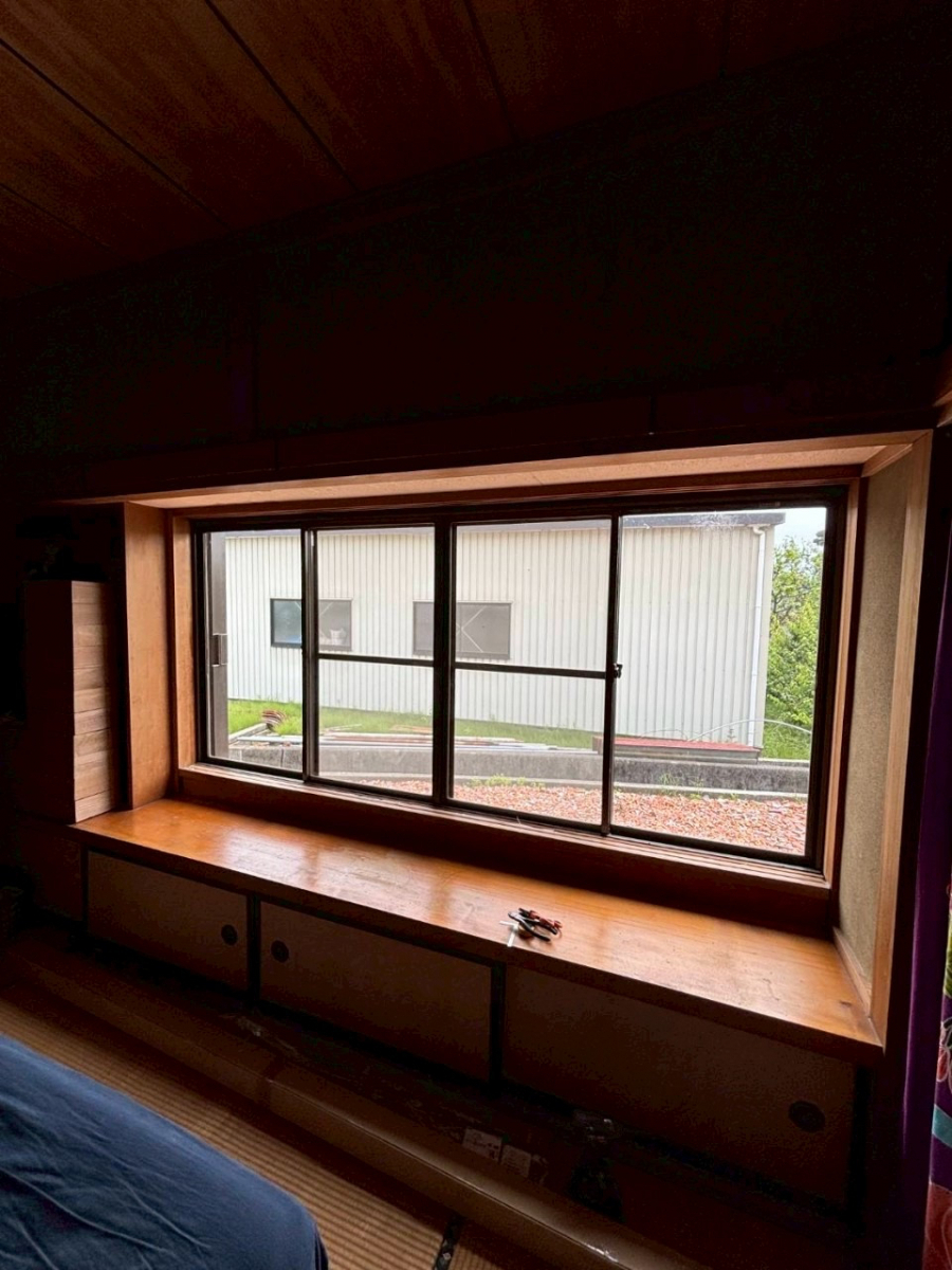イソベトーヨー住器の山梨県甲斐市西八幡 内窓(インプラス)取付の施工例 6つのメリットがありおすすめですの施工前の写真2