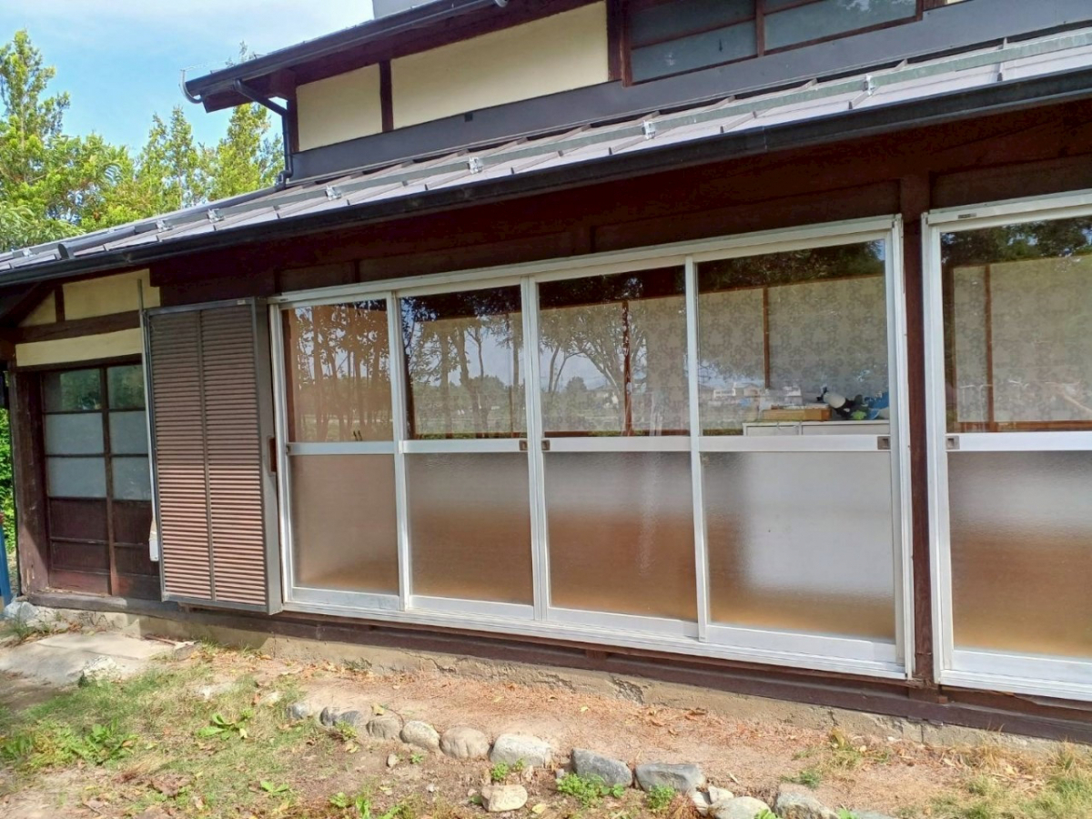 イソベトーヨー住器の山梨県甲斐市西八幡 窓取替の施工例 新しい窓で快適にしませんか?の施工前の写真1