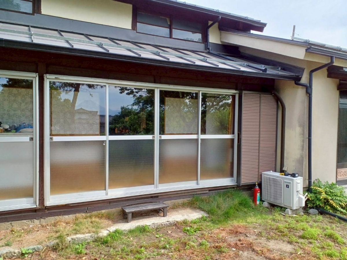 イソベトーヨー住器の山梨県甲斐市西八幡 窓取替の施工例 新しい窓で快適にしませんか?の施工前の写真2