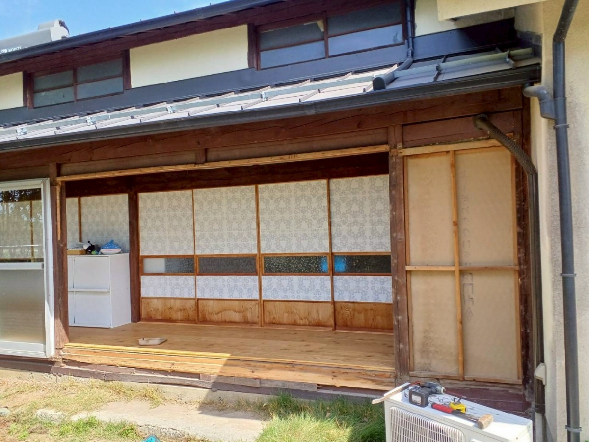 イソベトーヨー住器の山梨県甲斐市西八幡 窓取替の施工例 新しい窓で快適にしませんか?の施工前の写真3
