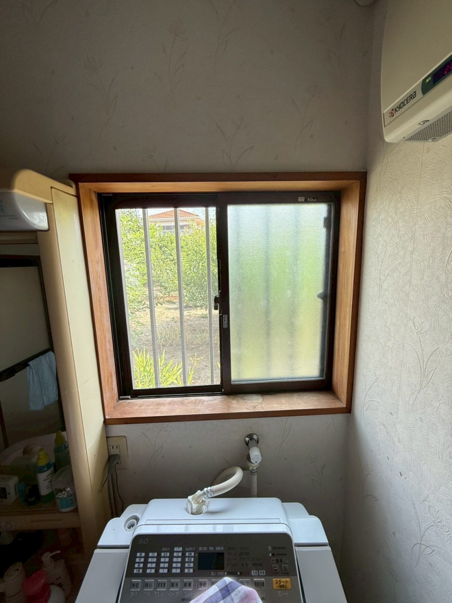 イソベトーヨー住器の山梨県甲斐市中下条 内窓【インプラス】取付の施工例 補助金を活用したリフォームが可能ですの施工前の写真2