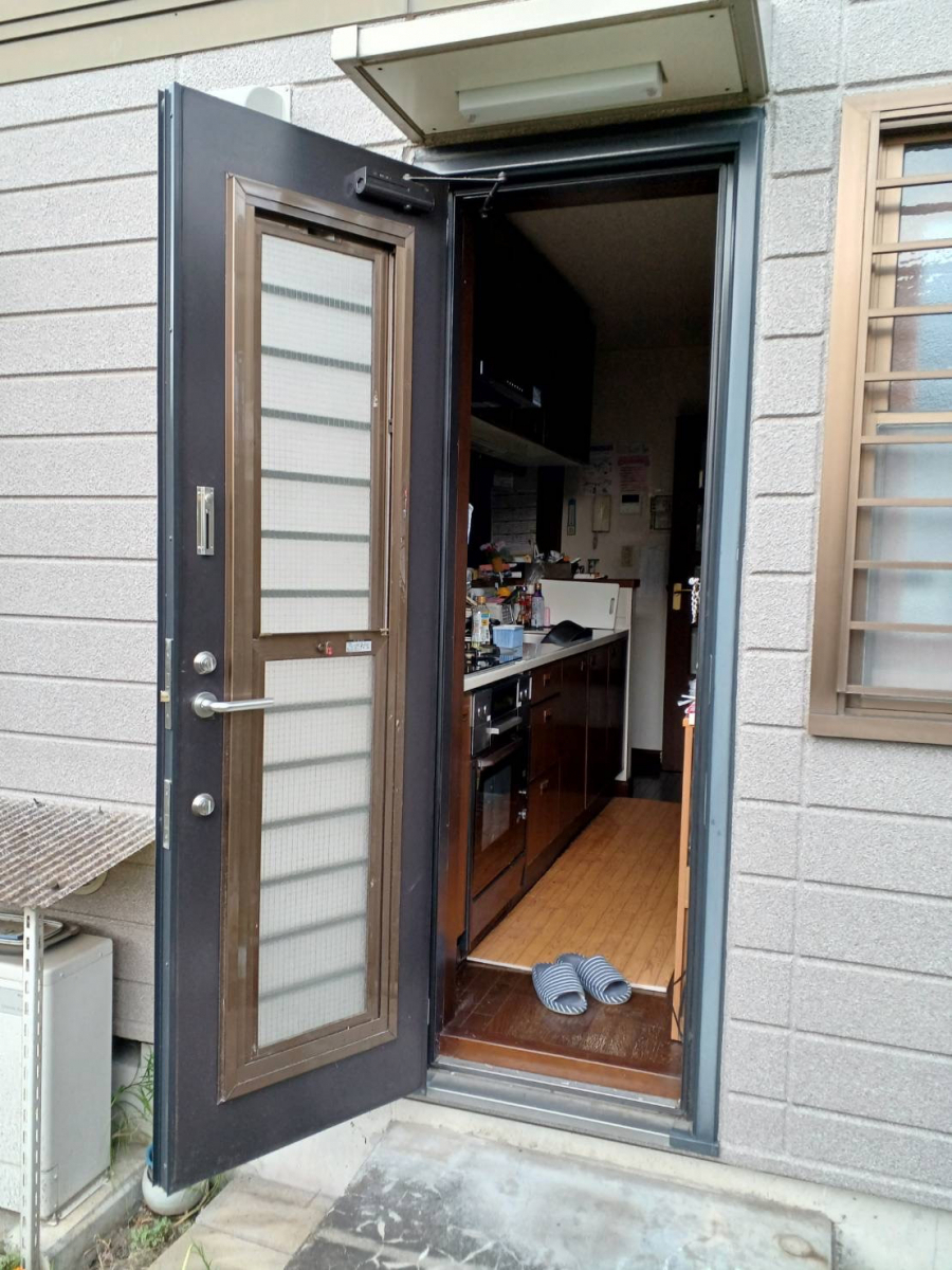 イソベトーヨー住器の山梨県中央市東花輪　勝手口ドアリフォームの施工例の施工前の写真2