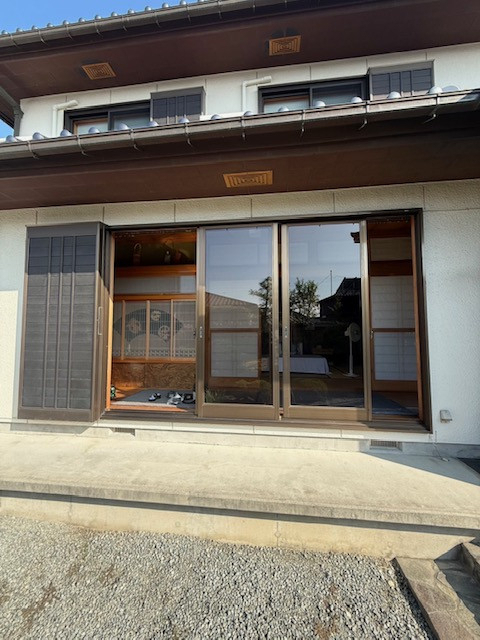 イソベトーヨー住器の山梨県中央市山之神　取替窓（リプラス）取付の施工例　窓にまつわるお悩みもパッとスッキリ解決しますの施工前の写真1