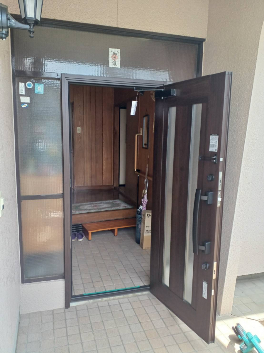 イソベトーヨー住器の山梨県甲斐市万才 玄関ドアリフォームの施工例 あっという間にリフォームが完了しますの施工後の写真2