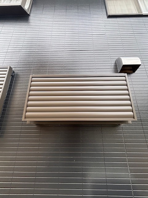 イソベトーヨー住器の山梨県甲斐市島上条 目隠し可動ルーバー(面格子)取付の施工例 外からの視線を遮り安心ですの施工後の写真1