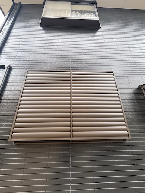 イソベトーヨー住器の山梨県甲斐市島上条 目隠し可動ルーバー(面格子)取付の施工例 外からの視線を遮り安心ですの施工後の写真2