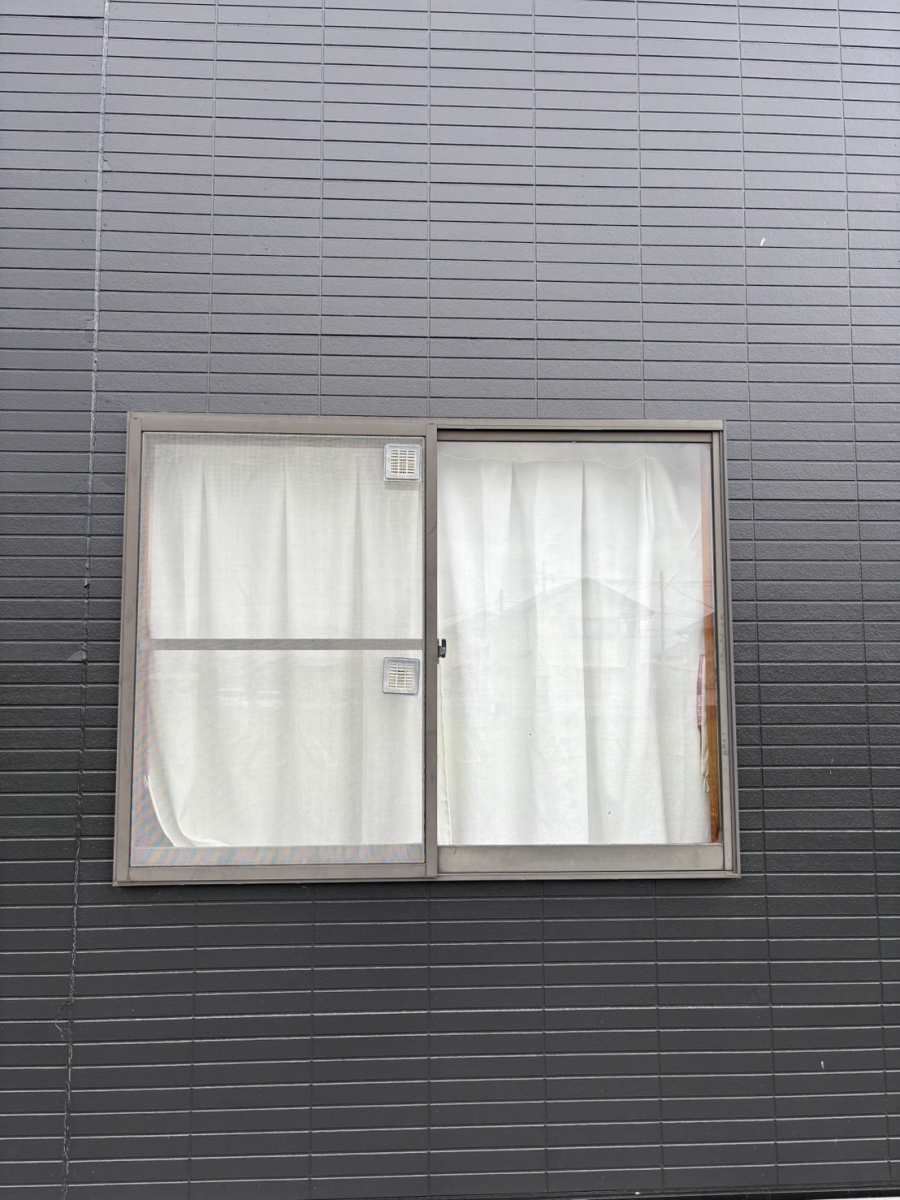 イソベトーヨー住器の山梨県甲斐市島上条 目隠し可動ルーバー(面格子)取付の施工例 外からの視線を遮り安心ですの施工前の写真3