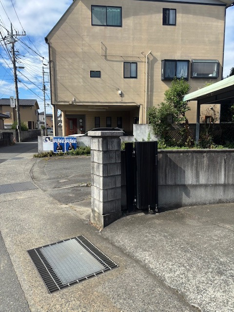 イソベトーヨー住器の山梨県甲斐市万才 フェンス・ブロック工事の施工例の施工前の写真2