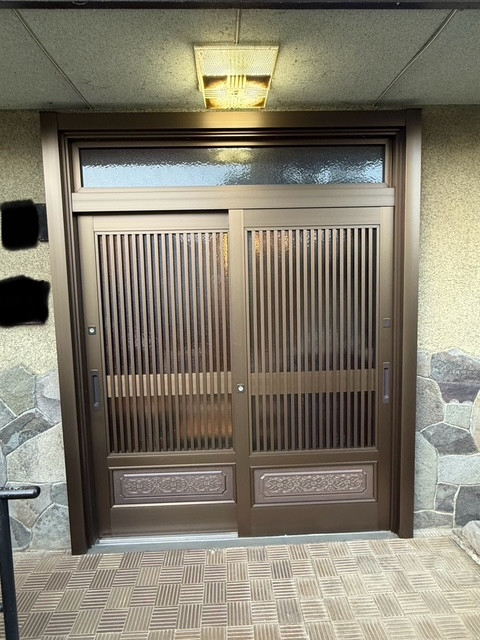 イソベトーヨー住器の山梨県北杜市長坂町　玄関引戸リフォームの施工例　1ｄａｙリフォームおすすめですの施工後の写真1