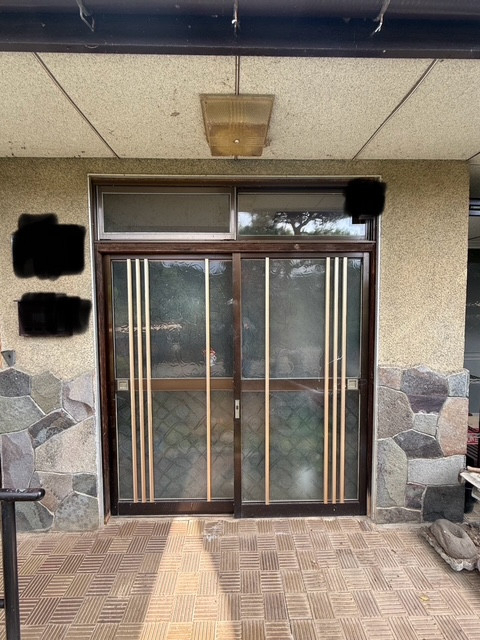 イソベトーヨー住器の山梨県北杜市長坂町　玄関引戸リフォームの施工例　1ｄａｙリフォームおすすめですの施工前の写真1