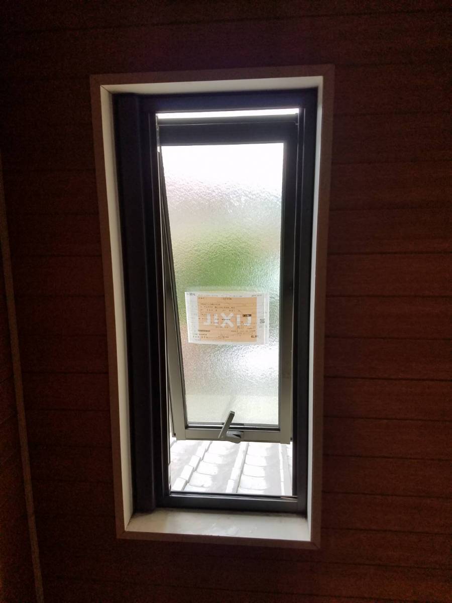 イソベトーヨー住器の山梨県甲斐市　リプラス（窓リフォーム）取付の施工例　わが家の窓が、パッと美しく快適に変身しますの施工後の写真2
