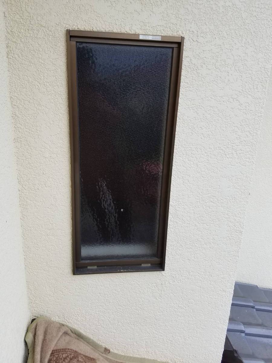 イソベトーヨー住器の山梨県甲斐市　リプラス（窓リフォーム）取付の施工例　わが家の窓が、パッと美しく快適に変身しますの施工前の写真1