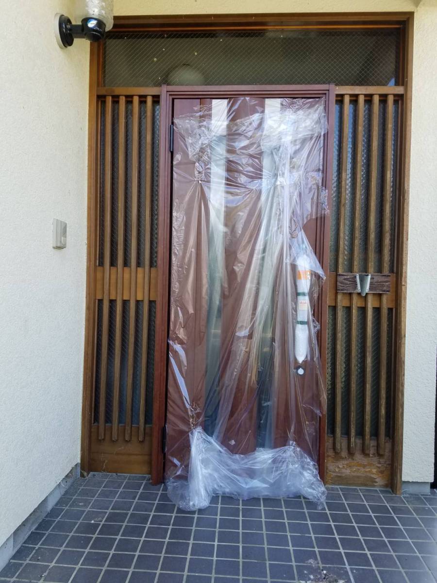 イソベトーヨー住器の山梨県甲斐市　玄関ドアリフォームの施工例　新しい玄関で毎日をもっと心地よくしませんか？の施工後の写真1