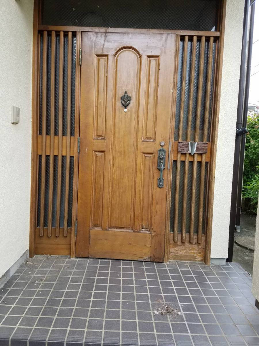イソベトーヨー住器の山梨県甲斐市　玄関ドアリフォームの施工例　新しい玄関で毎日をもっと心地よくしませんか？の施工前の写真1