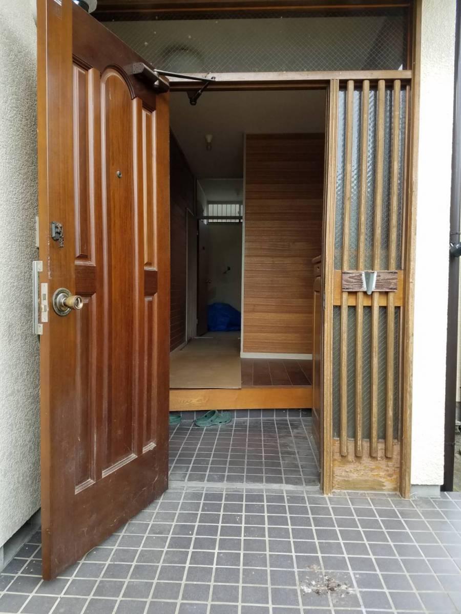 イソベトーヨー住器の山梨県甲斐市　玄関ドアリフォームの施工例　新しい玄関で毎日をもっと心地よくしませんか？の施工前の写真2