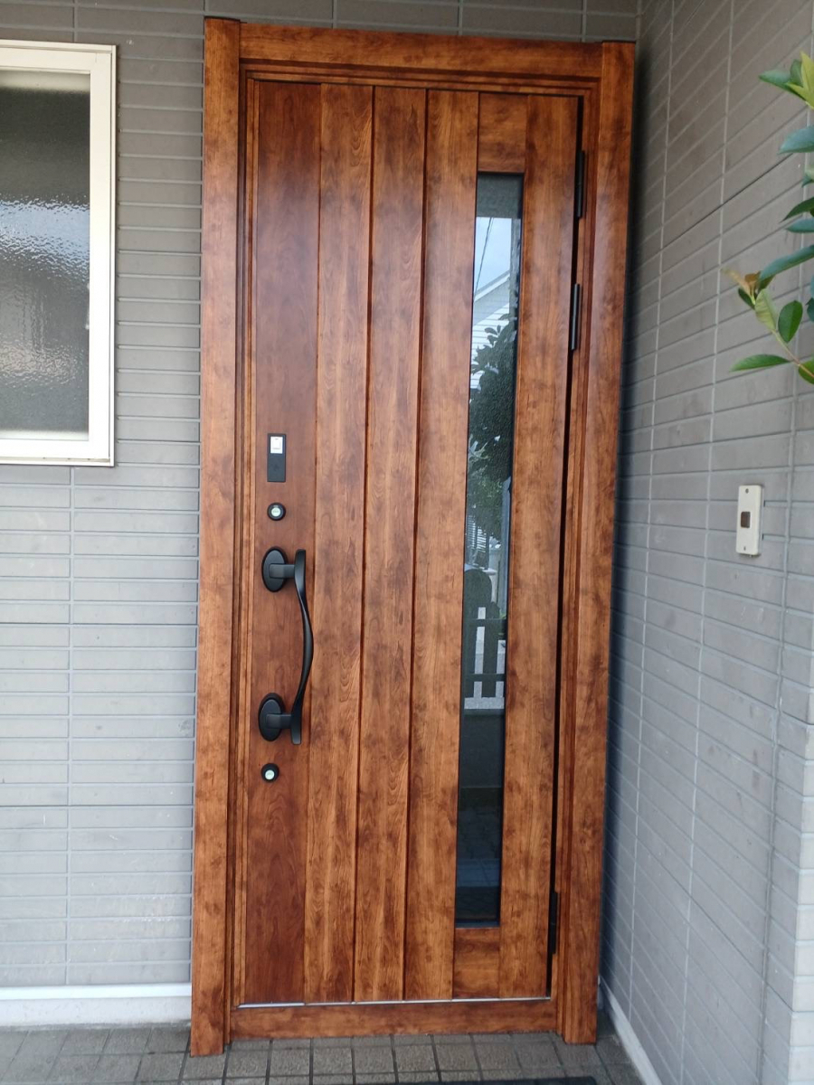 イソベトーヨー住器の山梨県甲府市緑ヶ丘　玄関ドアリフォームの施工例　高性能仕様、ファミロック付きの玄関のご紹介ですの施工後の写真1