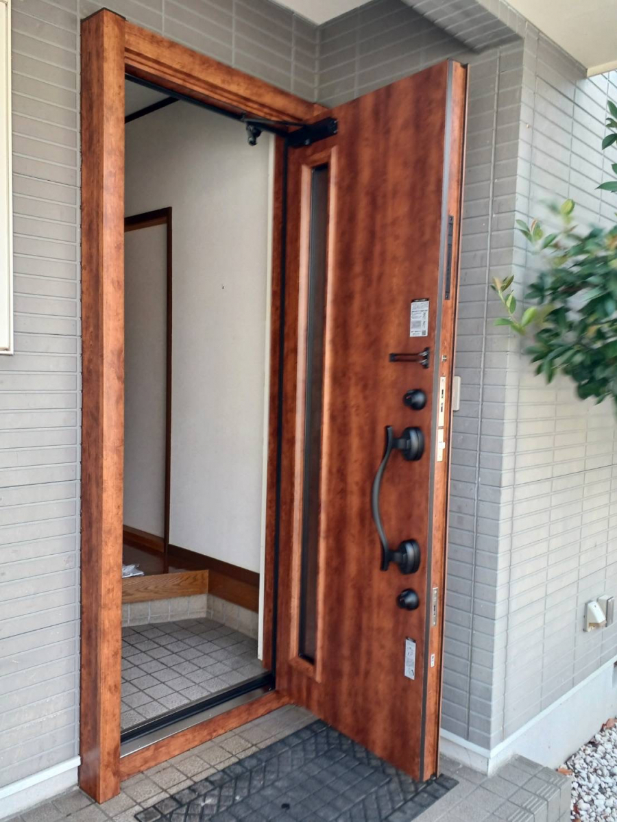 イソベトーヨー住器の山梨県甲府市緑ヶ丘　玄関ドアリフォームの施工例　高性能仕様、ファミロック付きの玄関のご紹介ですの施工後の写真2