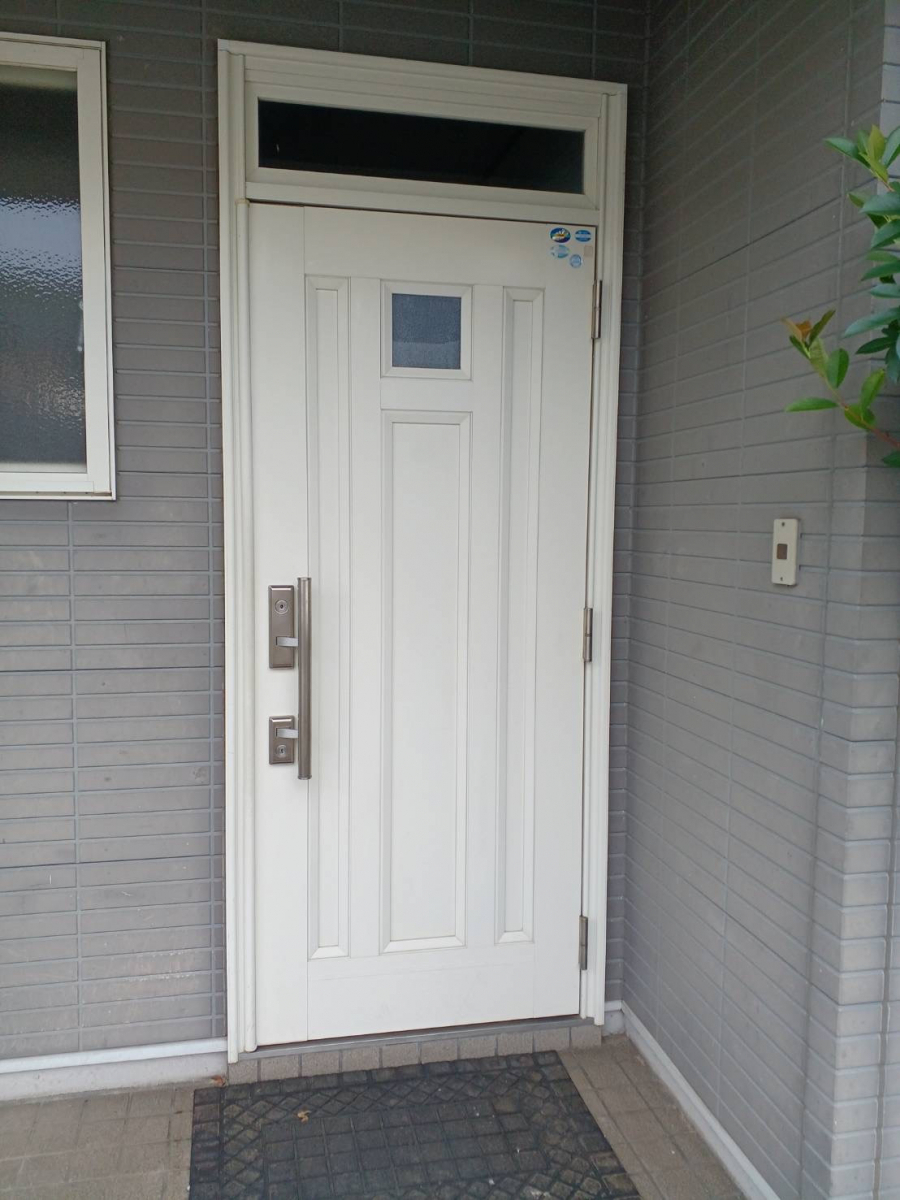イソベトーヨー住器の山梨県甲府市緑ヶ丘　玄関ドアリフォームの施工例　高性能仕様、ファミロック付きの玄関のご紹介ですの施工前の写真1