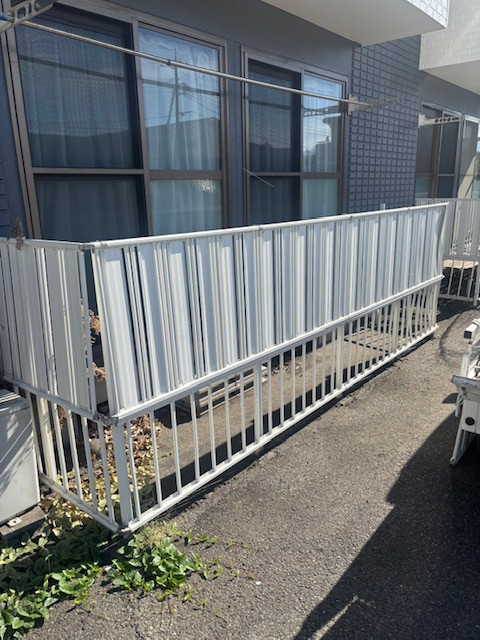 イソベトーヨー住器の山梨県甲斐市万才　集合住宅のベランダ部分に目隠し・防犯対策としてフェンス取付の施工例の施工前の写真1