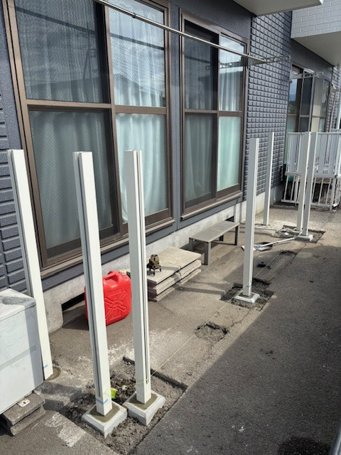 イソベトーヨー住器の山梨県甲斐市万才　集合住宅のベランダ部分に目隠し・防犯対策としてフェンス取付の施工例の施工前の写真2