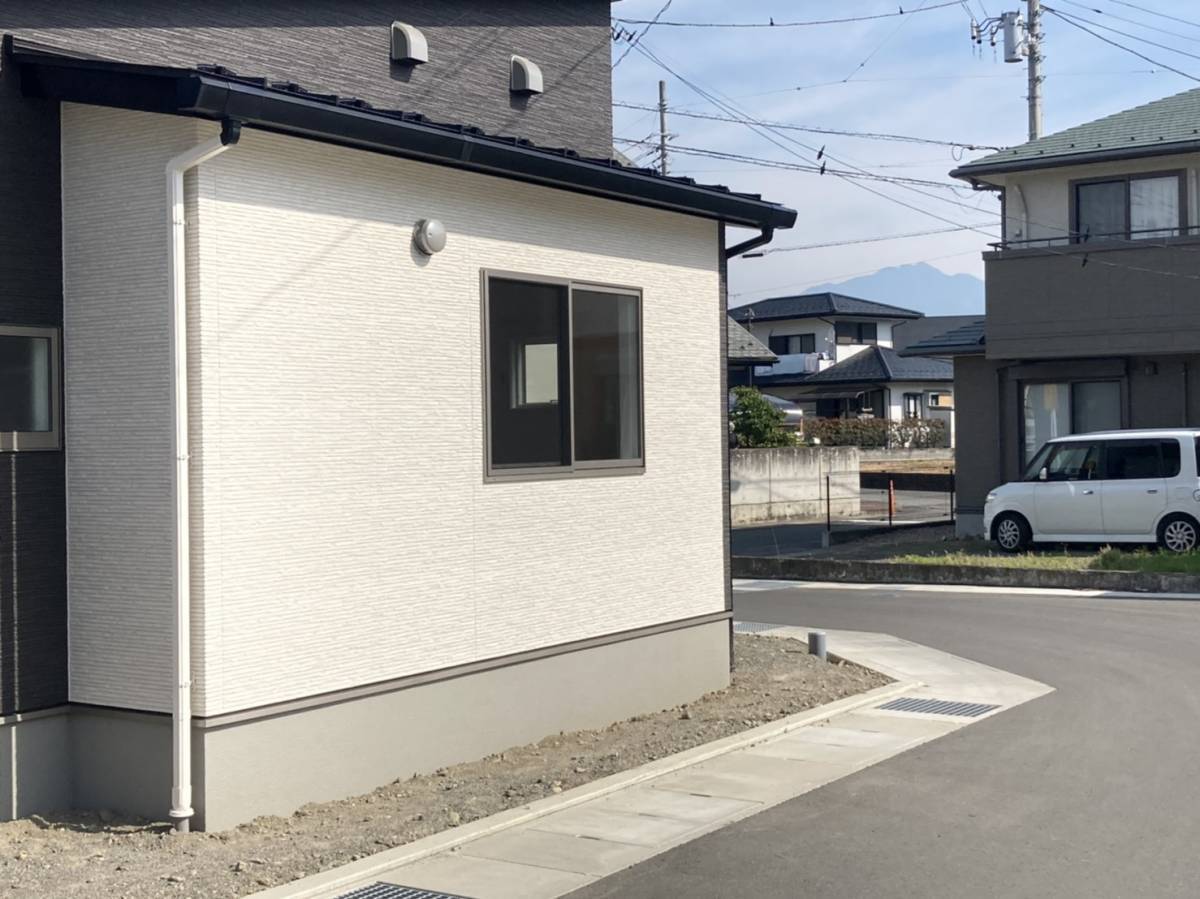 イソベトーヨー住器の山梨県甲斐市　リフォームシャッター取付けの施工例　台風時の不安を解決しませんか？の施工前の写真2