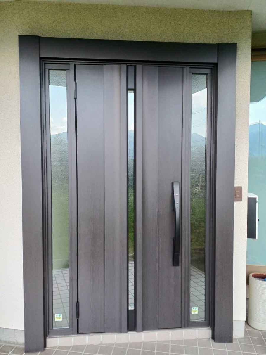 イソベトーヨー住器の山梨県笛吹市一宮町田中　玄関ドアリフォームの施工例　Ｆａｍｉｌｏｏｋ付きの玄関でおすすめですの施工後の写真1