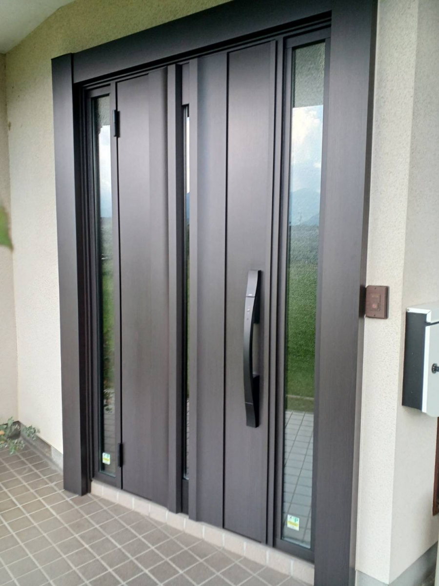 イソベトーヨー住器の山梨県笛吹市一宮町田中　玄関ドアリフォームの施工例　Ｆａｍｉｌｏｏｋ付きの玄関でおすすめですの施工後の写真2