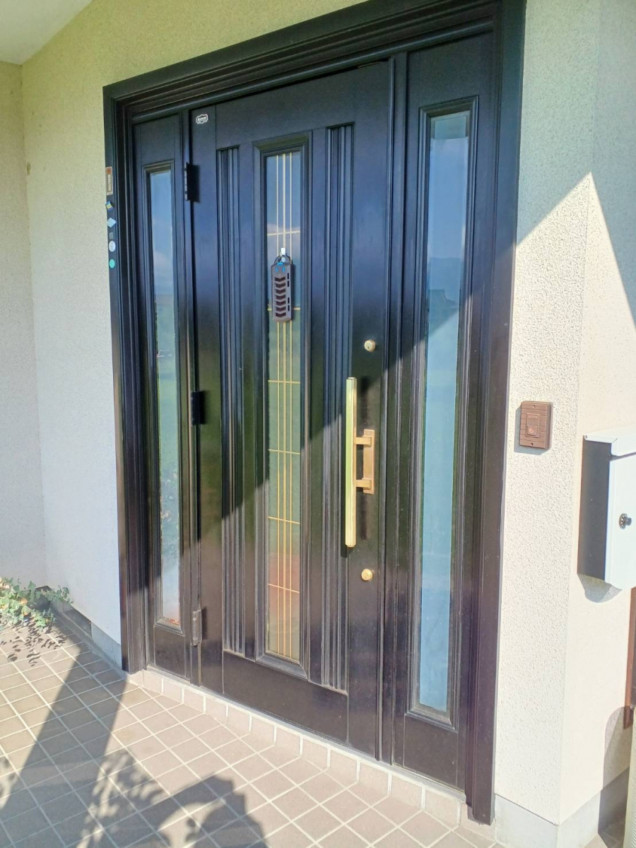 イソベトーヨー住器の山梨県笛吹市一宮町田中　玄関ドアリフォームの施工例　Ｆａｍｉｌｏｏｋ付きの玄関でおすすめですの施工前の写真2