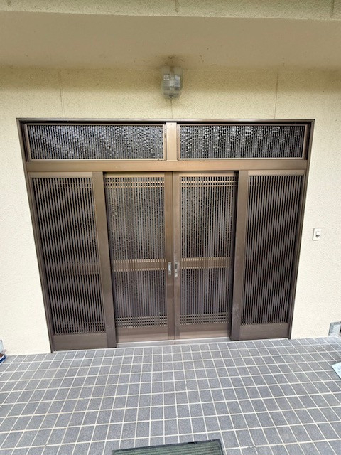 イソベトーヨー住器の山梨県西八代郡市川三郷町楠浦　玄関引戸リフォームの施工例の施工前の写真1