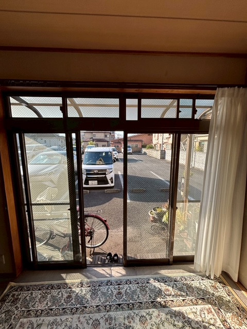 イソベトーヨー住器の山梨県甲府市丸の内　内窓（インプラス）の施工例　内窓で季節に応じた心地良さを実感してくださいの施工前の写真1