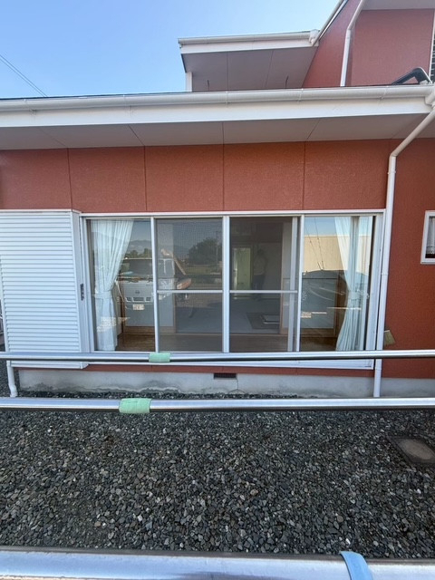 イソベトーヨー住器の山梨県甲斐市万才　取替窓【リプラス】の施工例　窓にまつわるお悩みもパッと解決しますの施工前の写真3