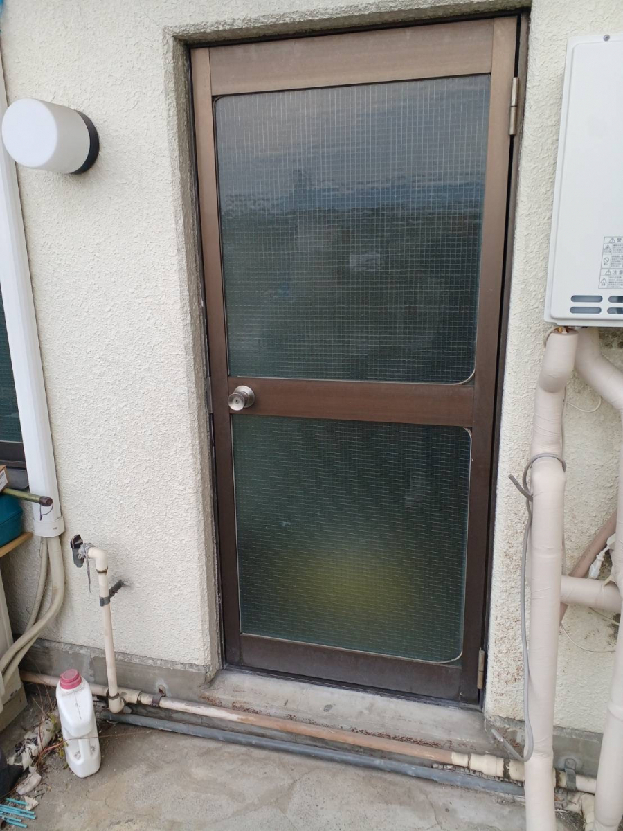 イソベトーヨー住器の山梨県甲府市相生　勝手口ドア取付の施工例　暮らしをより快適にしてくれる勝手口ドアのご紹介ですの施工前の写真1