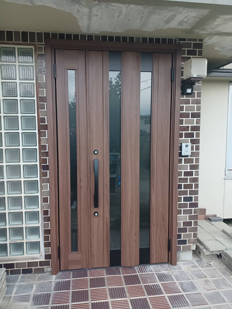イソベトーヨー住器の山梨県山梨市下神内川　｜　玄関ドアリフォームの施工例　｜　イソベトーヨー住器　｜　甲斐市の施工後の写真1