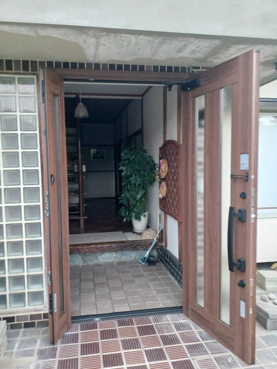 イソベトーヨー住器の山梨県山梨市下神内川　｜　玄関ドアリフォームの施工例　｜　イソベトーヨー住器　｜　甲斐市の施工後の写真2